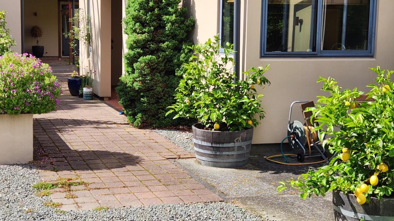 Boutique Art Retreat Hotel Upper Hutt Exterior foto