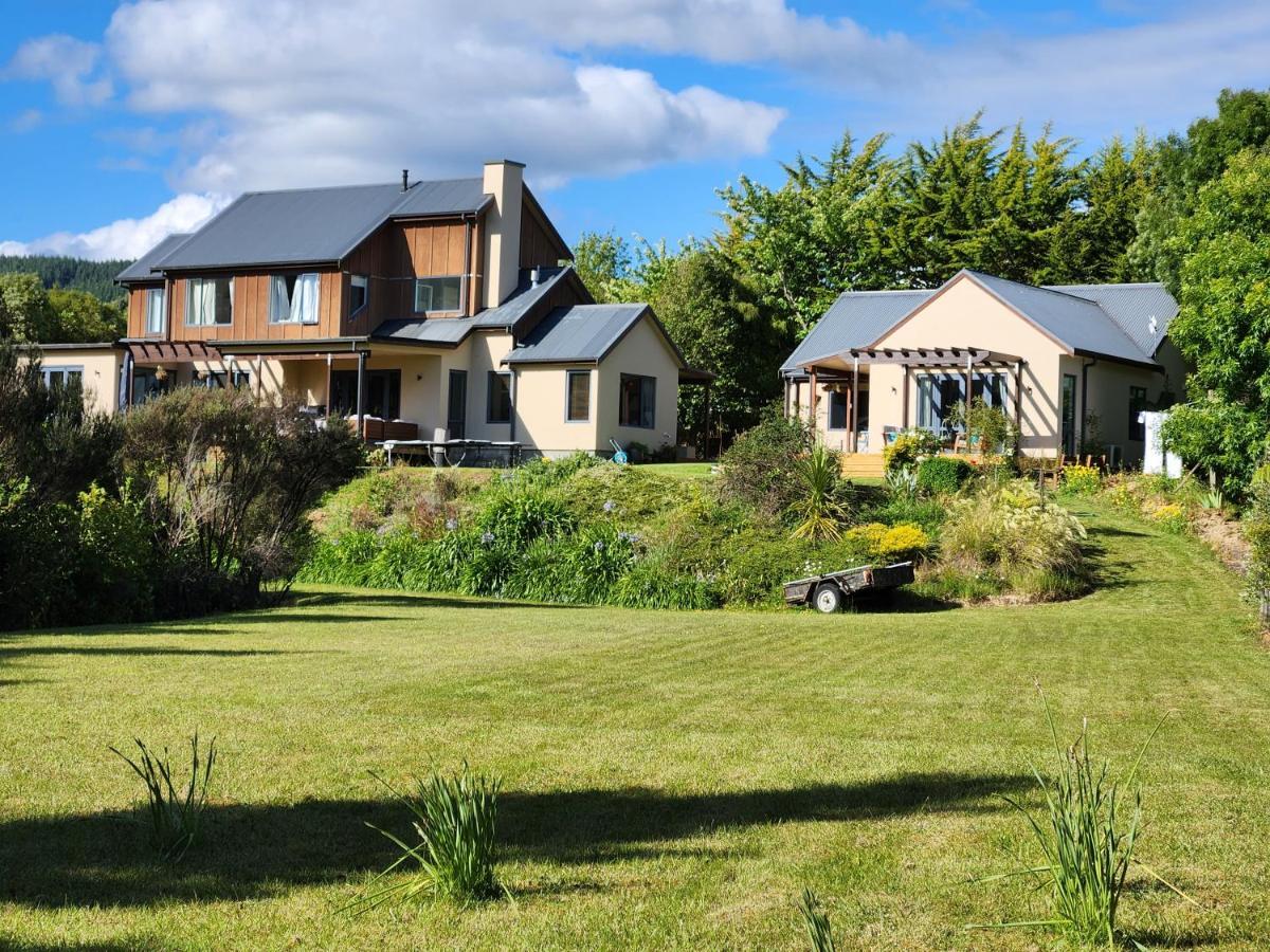 Boutique Art Retreat Hotel Upper Hutt Exterior foto