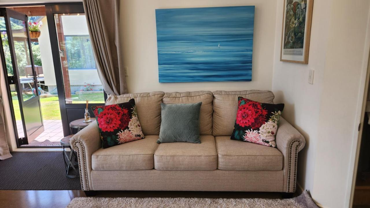 Boutique Art Retreat Hotel Upper Hutt Exterior foto